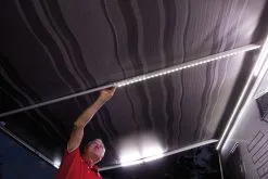 Teleskopstang Til Fiamma Markise Med LED -Campingudstyr Butik Teleskopstang Fiamma markise LED lys 2 905206 Campingpriser.dk p